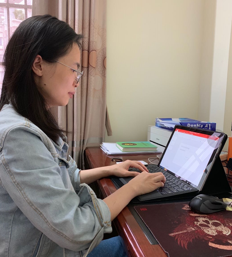 曹金蓉老师正在制作微课