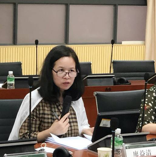 说明: 图片包含 人, 桌子, 笔记本, 室内描述已自动生成